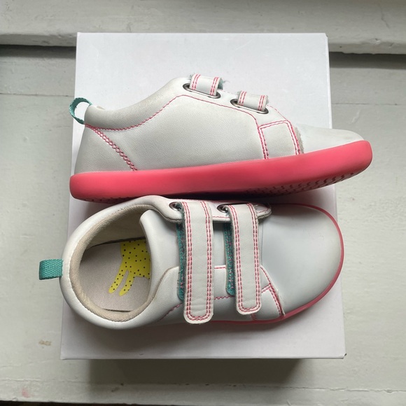 10 little white sneakers in GUC. - Picture 2 of 7